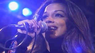 ¿Tania de cantante?