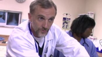 Dos adolescentes empalados en un poste