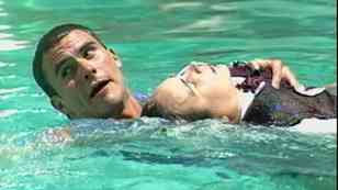Gordita al agua