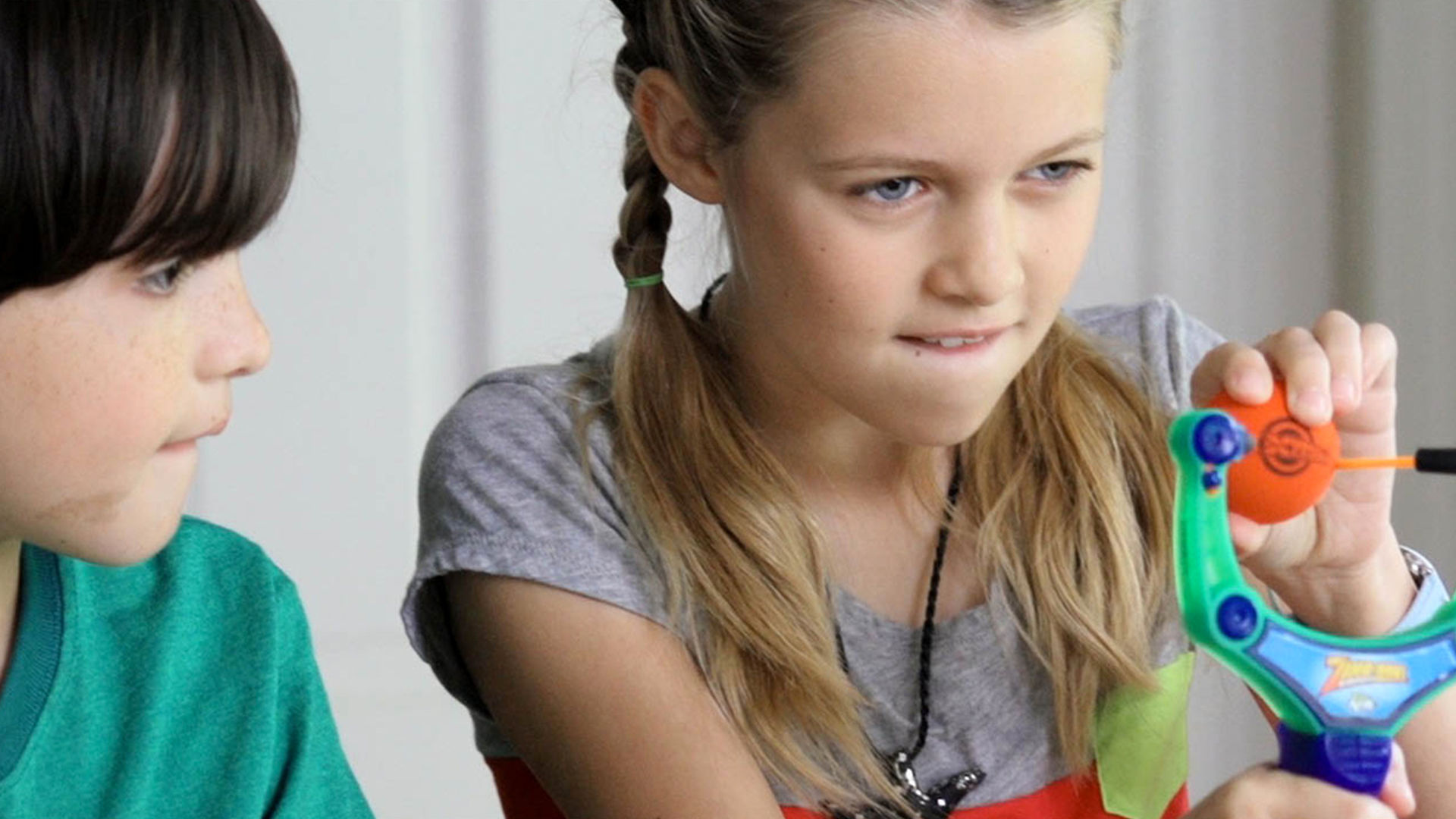 Ver Creo que mi niñera es un extraterrestre por ViX, image size:1920x1080