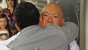 A Dios rogando y con el mazo dando