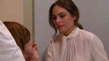 Mariana defiende a la camarera