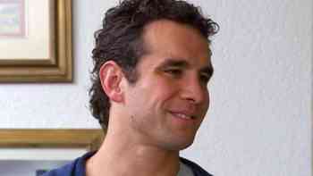 Es de héroes sonreír cuando el corazón llora