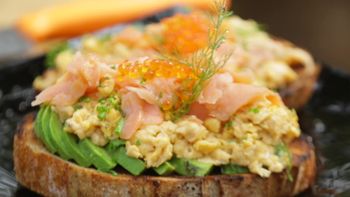 Tostada de huevos revueltos con trucha ahumada