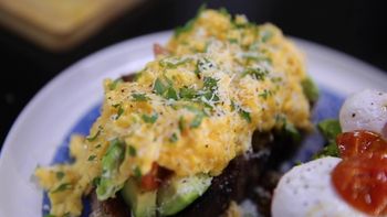 Tostada de huevo, panqueques de plátano y té helado