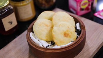 Arepas, bowl de acai y bebida gaseosa de frutos rojos
