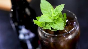 Baguette de jamón, tarta de queso y bebida de café