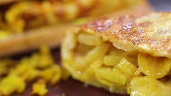 Tortilla de papa, bebida de café y moka y pan de Chancay