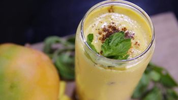 Rollitos vietnamitas, tarta de frutas y mango lassi