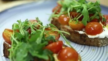Bruquetas de tomate cherry y queso de cabra
