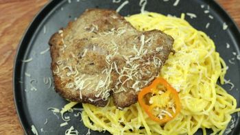Spaghetti con salsa huancaina y empanado de carne | ViX