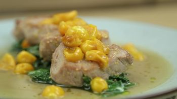 Tostada de pollo saltado y cerdo con espinacas y aguaymanto