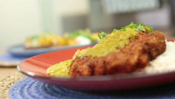 Tostadas con duraznos sellados, burrata, miel y arúgula