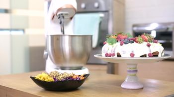 Poke ball con pollo empanizado en quinua