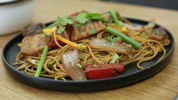 Tallarín saltado con pescado y chilcano