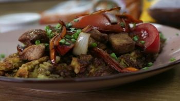 Taku taku de lentejas y pollo salteado