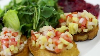 Pasta puttanesca y ensalada de pollo en salsa de frambuesa