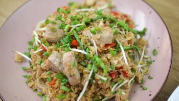 Lentejas con chorizo y chaufa de cerdo con salsa pachikay