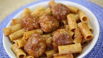 Ragú de albóndigas con pasta rigatoni
