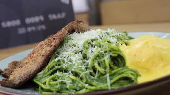 Tallarines verdes con apanado y huancaina