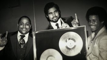 Sol Naciente, Rimas y Cher