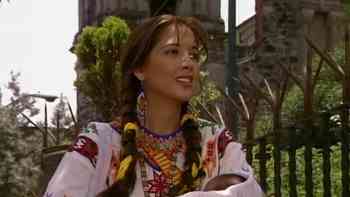 Aferrada a una bebé