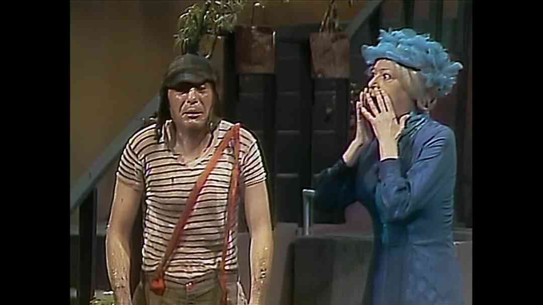 Tratando de bañar al Chavo | ViX