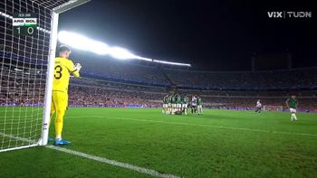 ¡Impresionante vuelo de Viscarra! El arquero boliviano saca el balón del ángulo