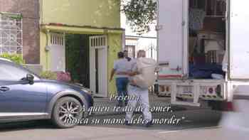 A quien te da de comer, nunca su mano debes