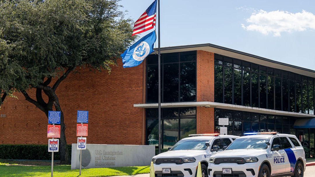 Identifican a inmigrantes baleados en tiroteo en centro de ICE en Dallas: un salvadoreño murió | ViX