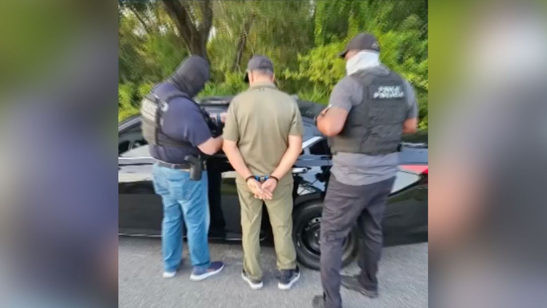 La táctica de EEUU para expulsar del país a narcos convictos protegidos contra la deportación | ViX