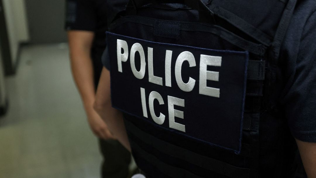 Trabajador hispano es violentamente arrestado por ICE mientras grita por ayuda: todo quedó en video | ViX