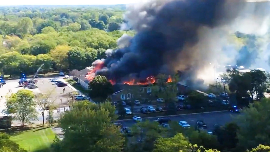 Imágenes del incendio tras tiroteo en iglesia en Michigan: "Entró con su vehículo, salió y disparó" | ViX