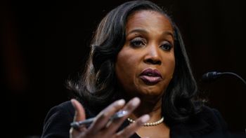 La Corte Suprema decide mantener por ahora a Lisa Cook en la junta de la Fed: las noticias del día