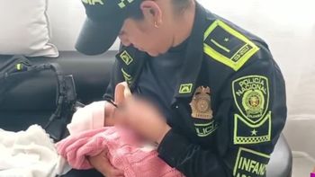 Policía rescata y amamanta a bebé abandonada que lloraba desconsolada en una terminal de transporte