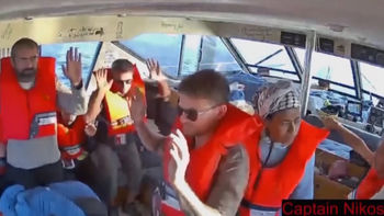 El momento en que fuerzas israelíes entran armados al barco de la flotilla que llevaba ayuda a Gaza
