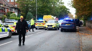 Al menos dos muertos tras "ataque terrorista" frente a sinagoga en Manchester: las noticias del día