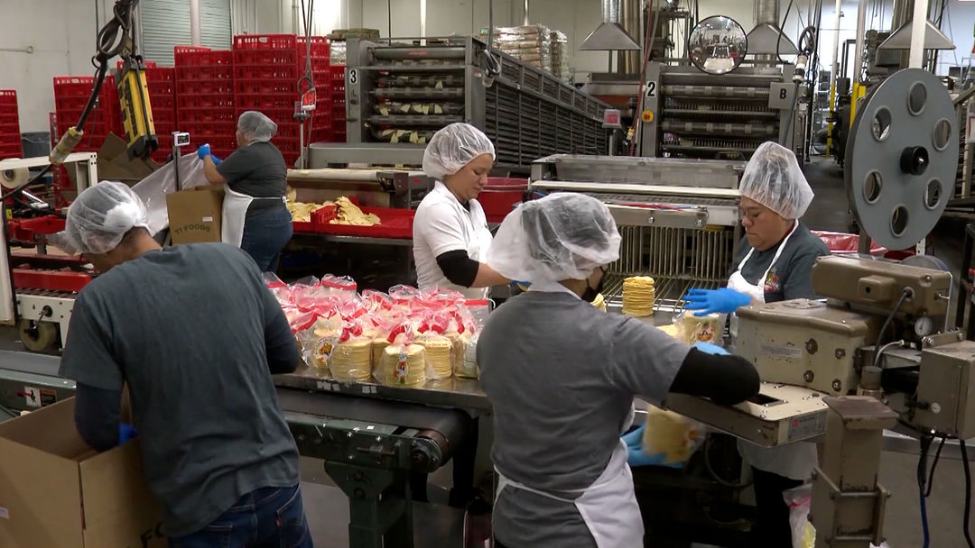 “Sí se puede”: Comenzaron en su garaje y ahora hacen tortillas que son distribuidas por todo EEUU | ViX