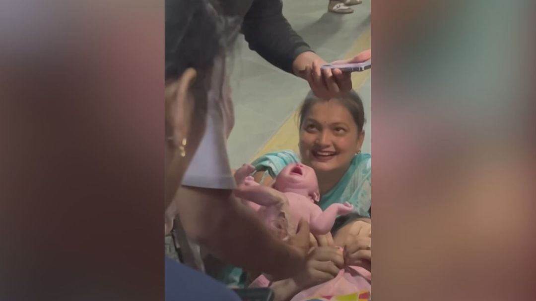 Un hombre ayuda a dar a luz a una mujer en un andén: asistió el parto por videollamada con un médico | ViX