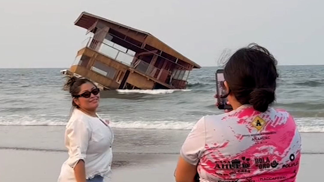 El restaurante flotante que fue arrastrado por más de 300 millas tras fuertes inundaciones en México | ViX