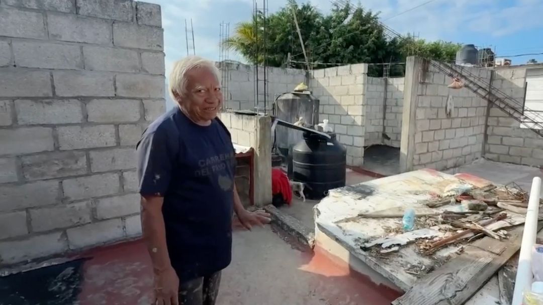 Abuelo duerme en la azotea de su casa tras perderlo todo por las inundaciones en México: pide ayuda | ViX