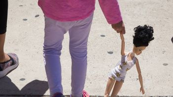 Niña hispana resulta herida por una bala perdida durante pelea callejera: podría no volver a caminar