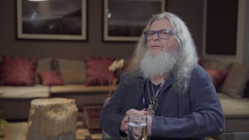 Aprende a pensar fuera de lo obvio y destacar en cualquier industria, con Gustavo Santaolalla