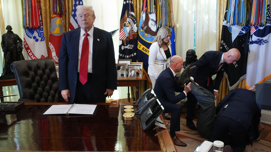 Un hombre se desmaya mientras Trump anuncia un acuerdo para reducir precios de medicamentos | ViX