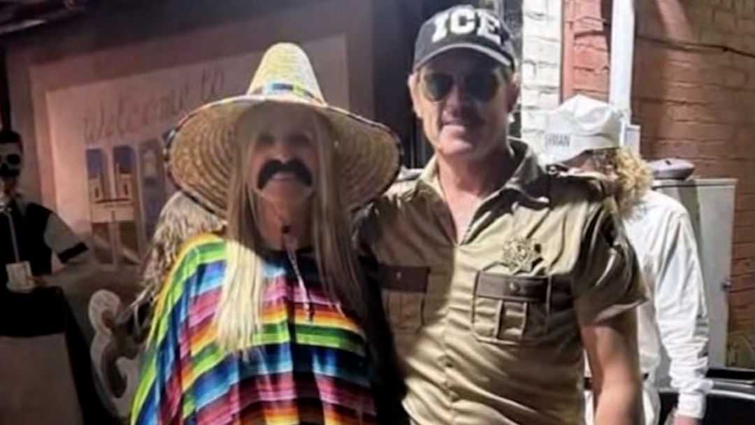 Una empleada de un distrito escolar se disfraza de ICE: así se disculpó | ViX