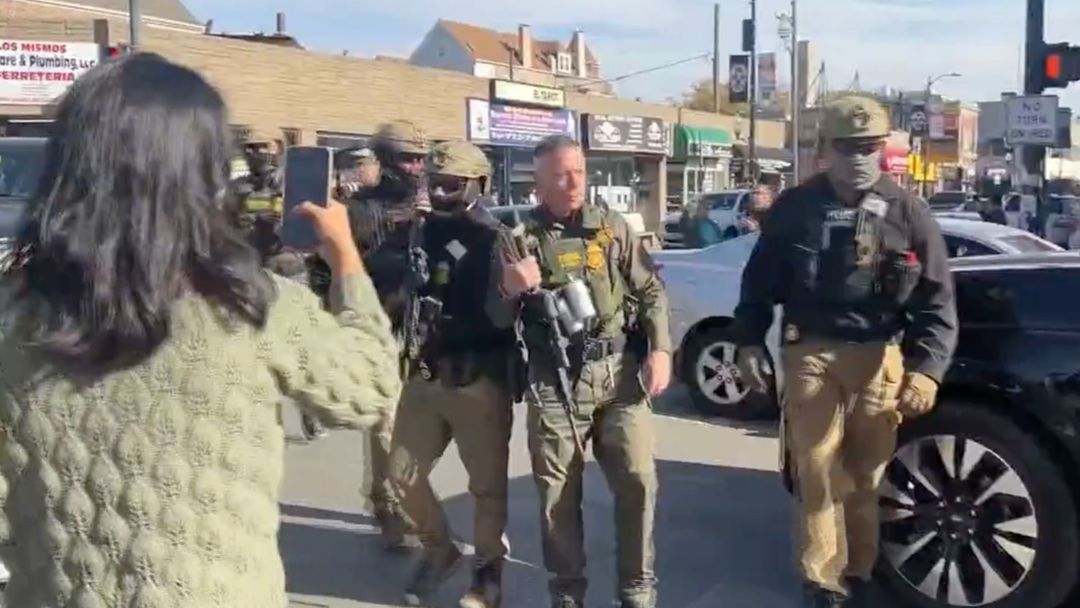 Entre reclamos y gritos: Gregory Bovino es increpado durante nuevo operativo migratorio en Chicago | ViX