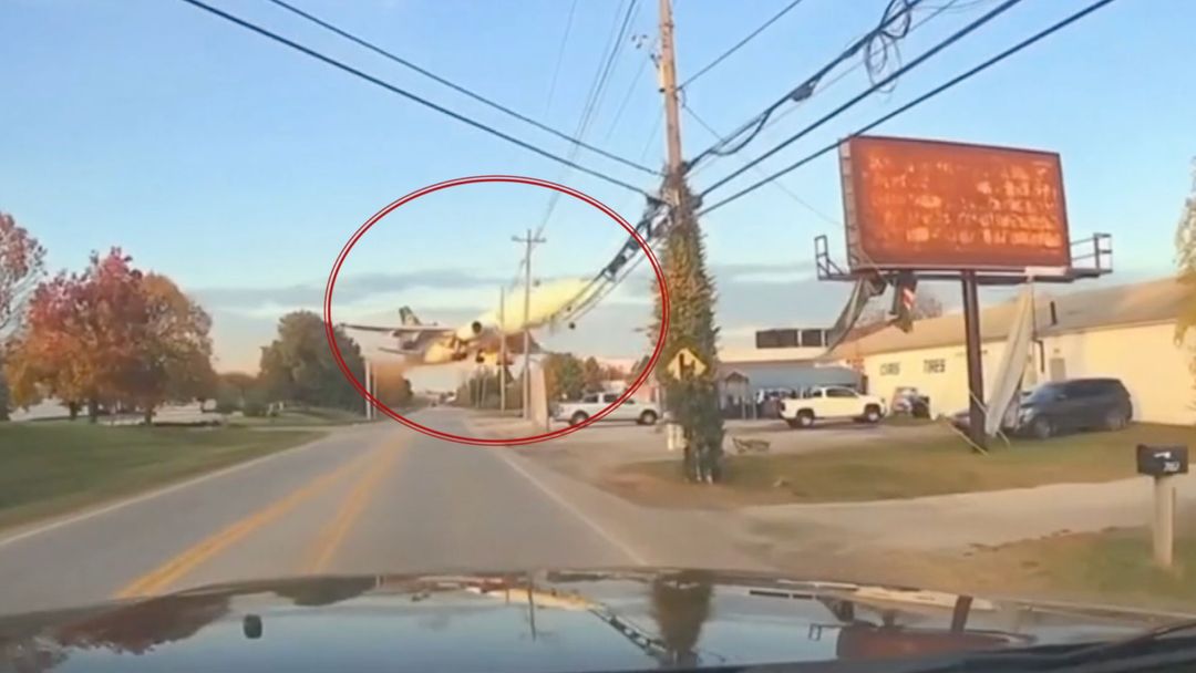 El momento exacto en que avión de UPS se estrella y explota en Kentucky: identifican a tres víctimas | ViX