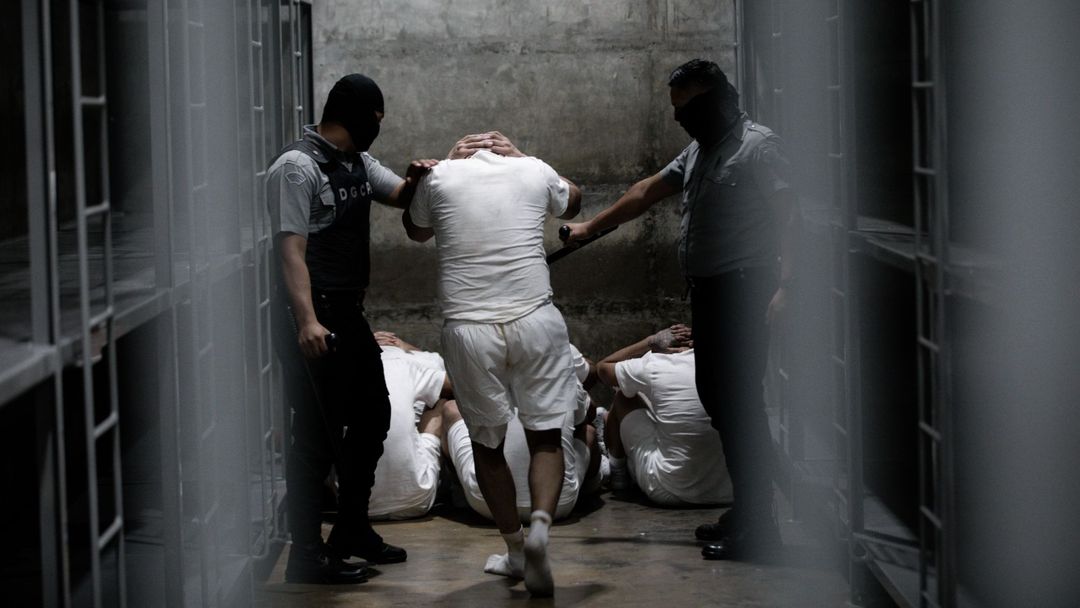 Venezolanos enviados al Cecot sufrieron torturas y abusos, denuncia un informe de Human Rights Watch | ViX