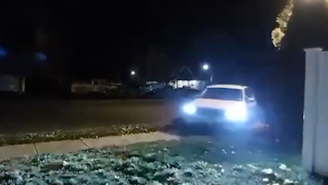 En video: menores que estaban "aburridas" roban auto de su madre y lo chocan en la casa del vecino | ViX