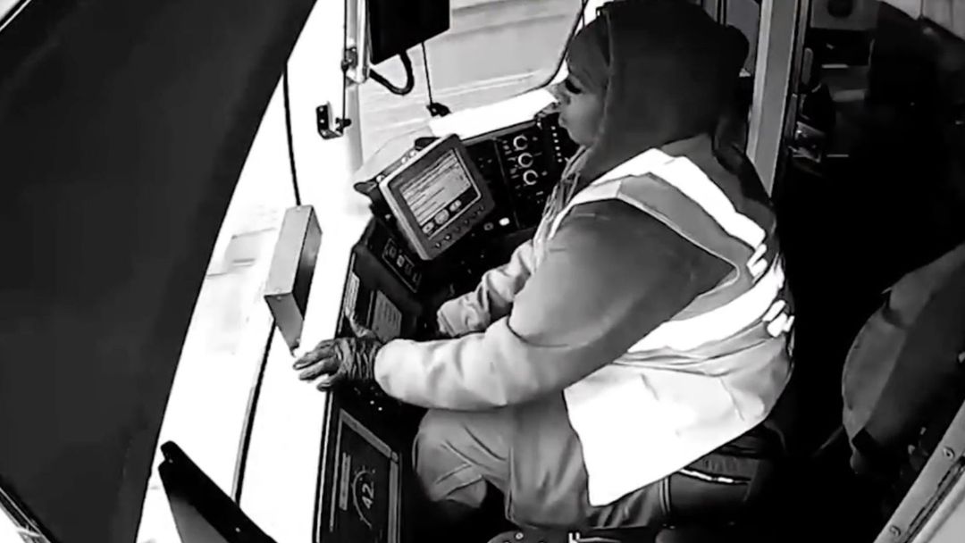 Pánico en un tren a más de 50 millas por hora: la conductora se habría quedado dormida | ViX